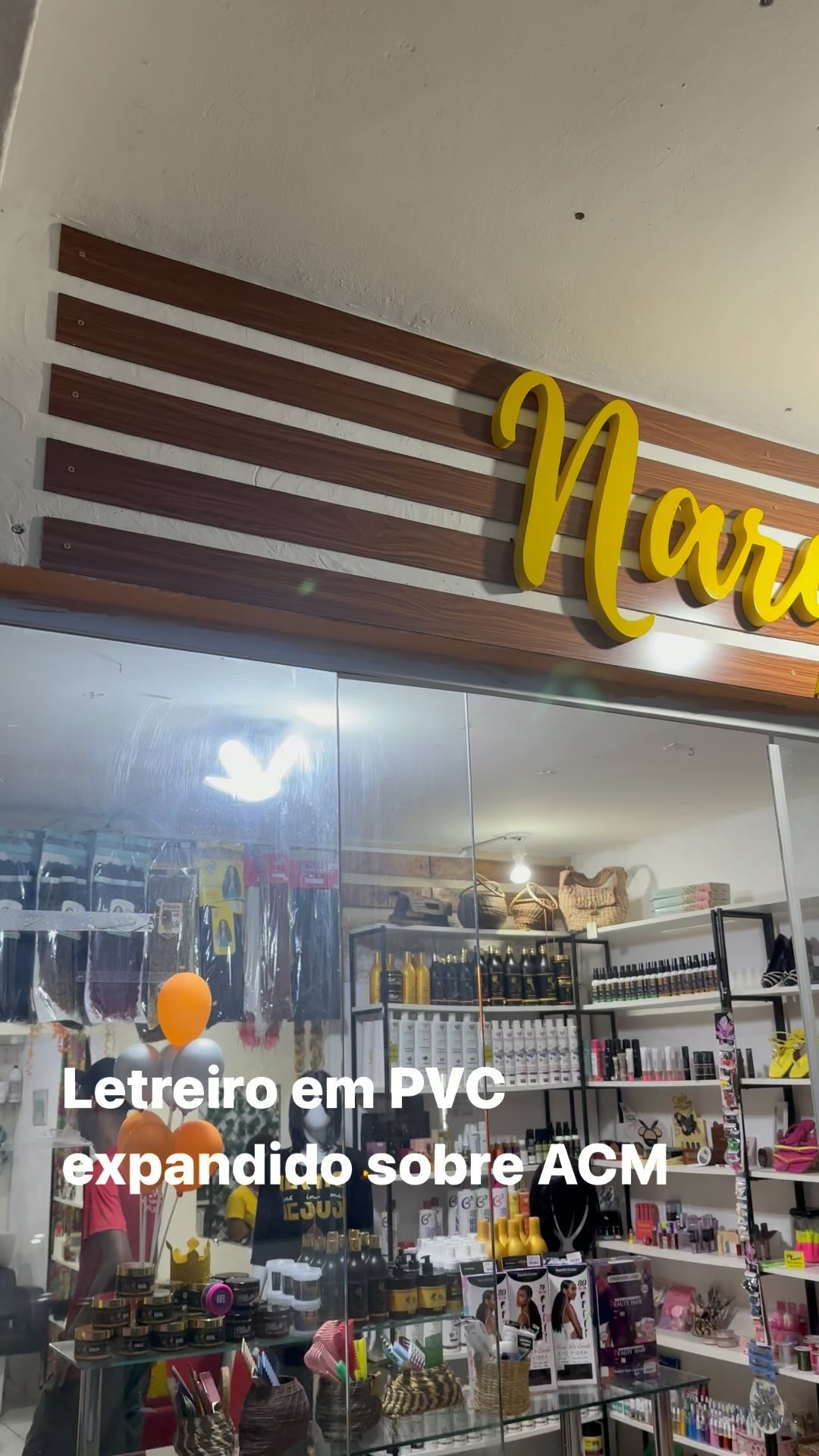 Fachada com letras em PVC expandido aplicado em substrato de